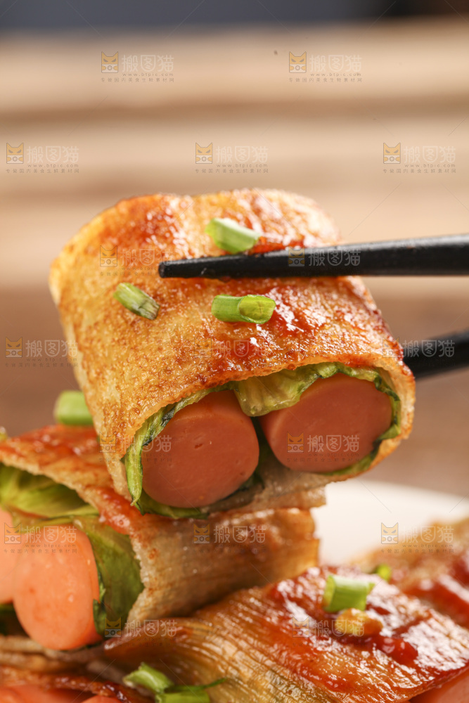 深底上的烤冷面卷