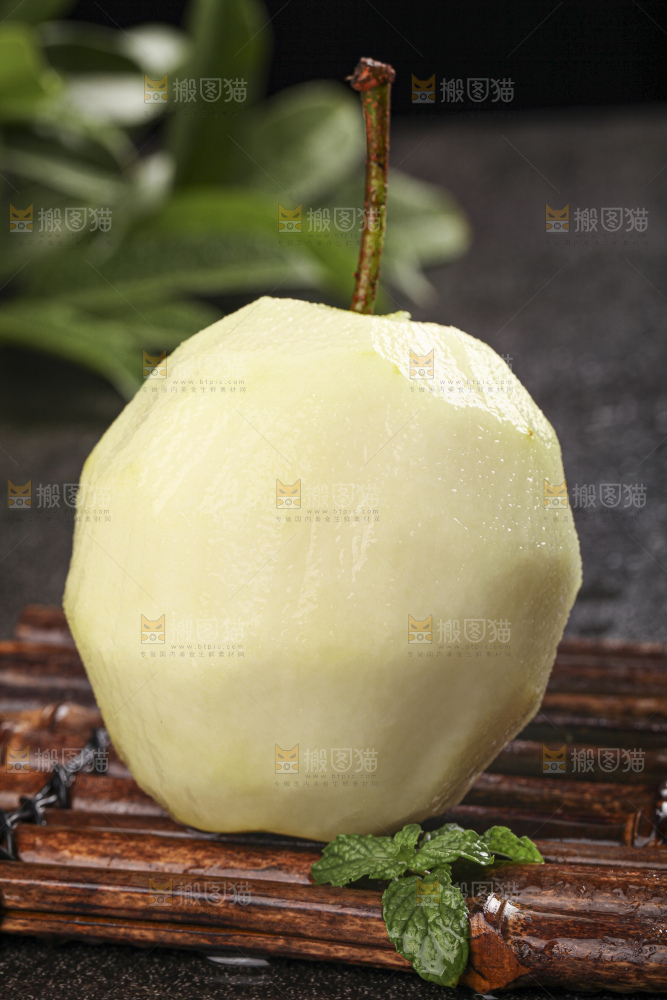 深底上放着的新鲜早酥梨