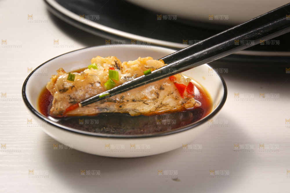 深底上的剁椒鱼头