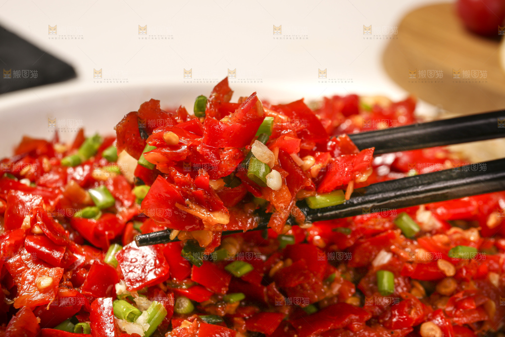 深底上的剁椒鱼头