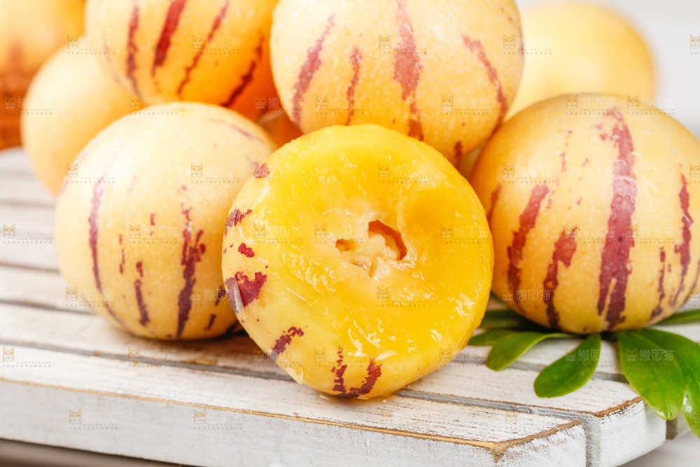 浅底上摆放着黄肉人参果