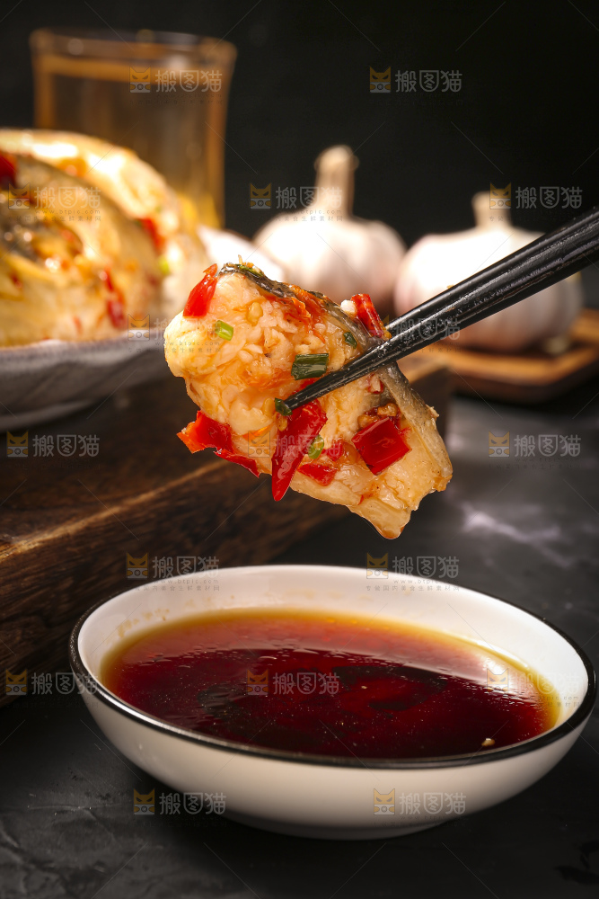 深底上的剁椒鱼头