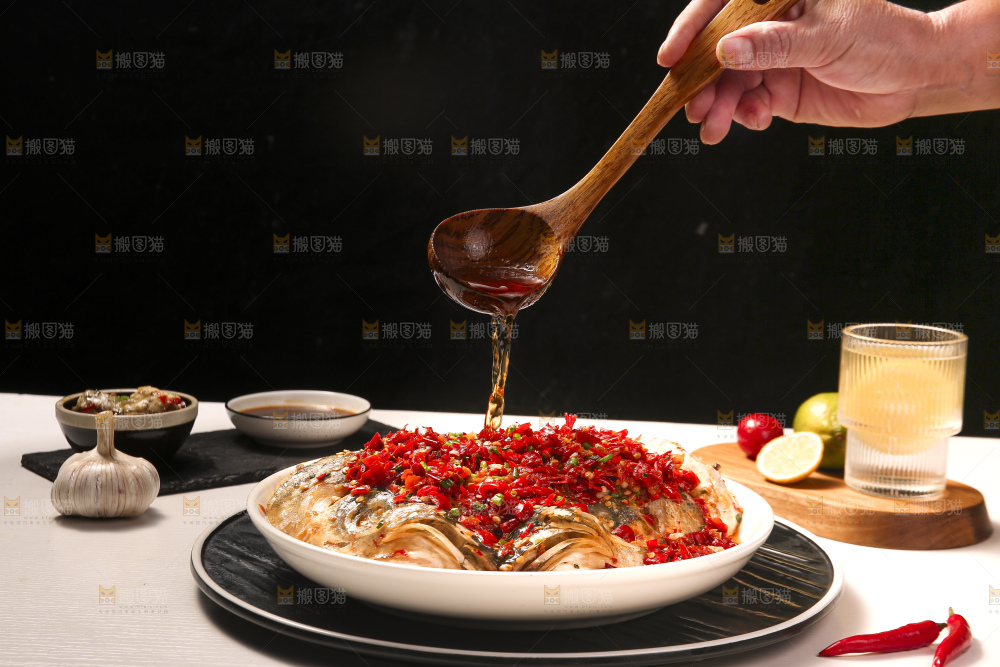 深底上的剁椒鱼头