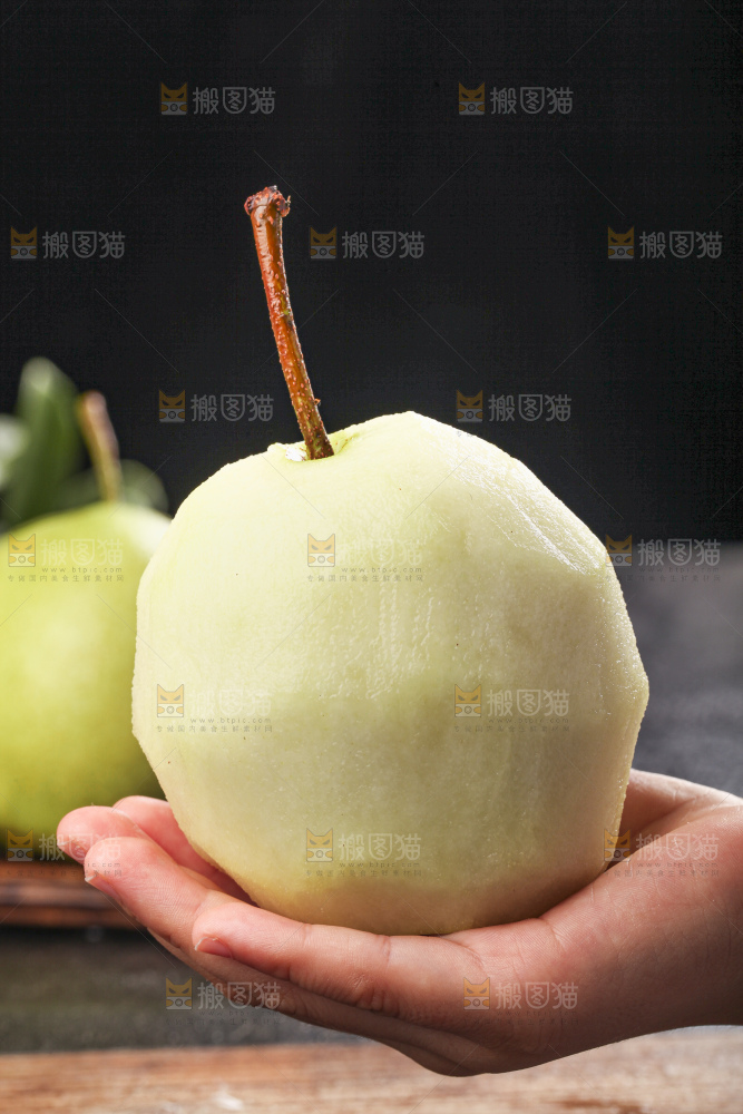 深底上放着的新鲜早酥梨