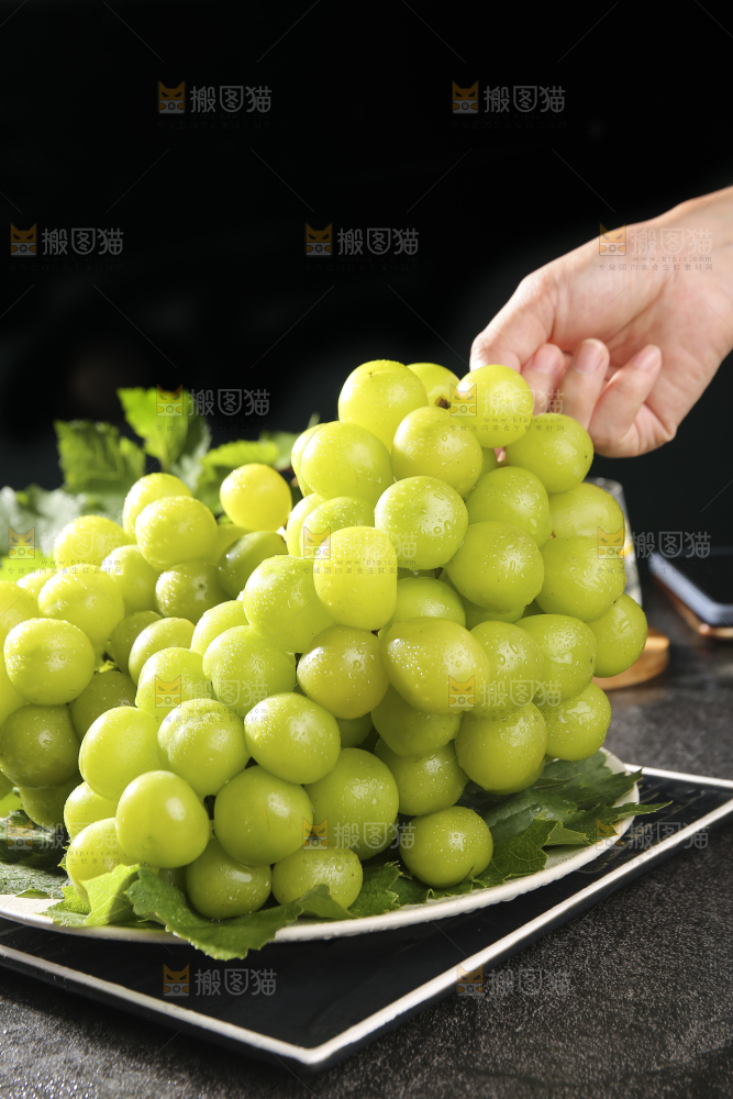 深底上放着阳光玫瑰青提