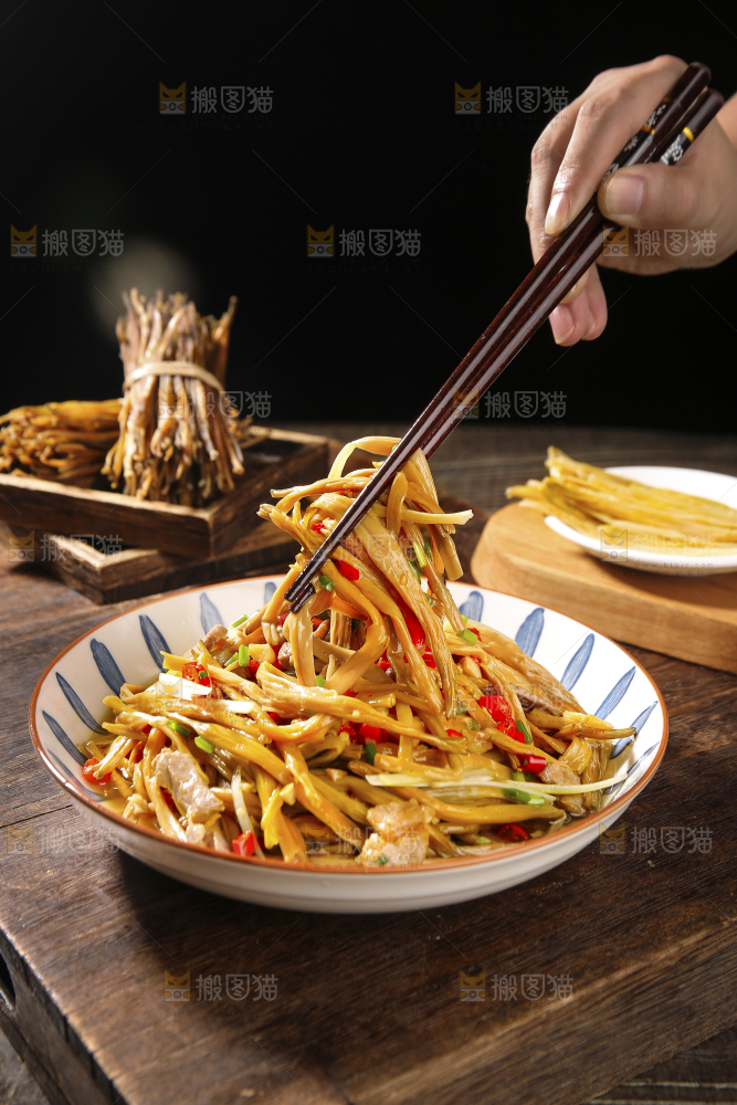 木底上的黄花菜炒肉
