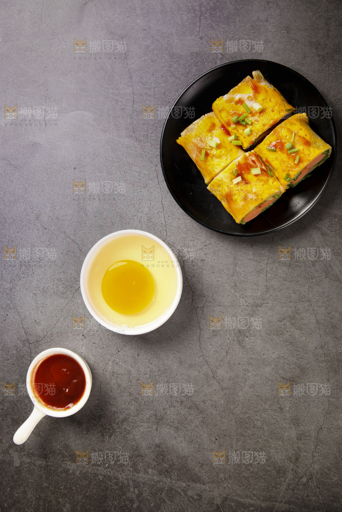 深底上的烤冷面卷
