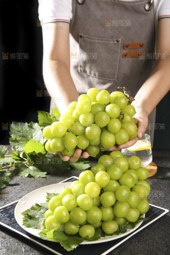 深底上放着阳光玫瑰青提