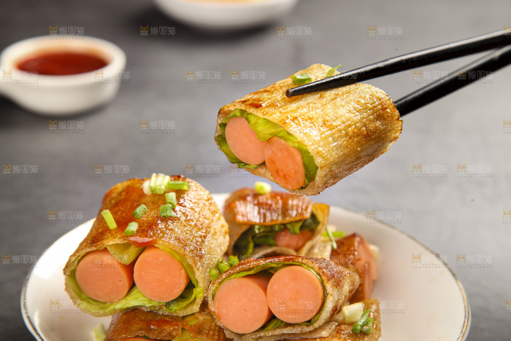 深底上的烤冷面卷