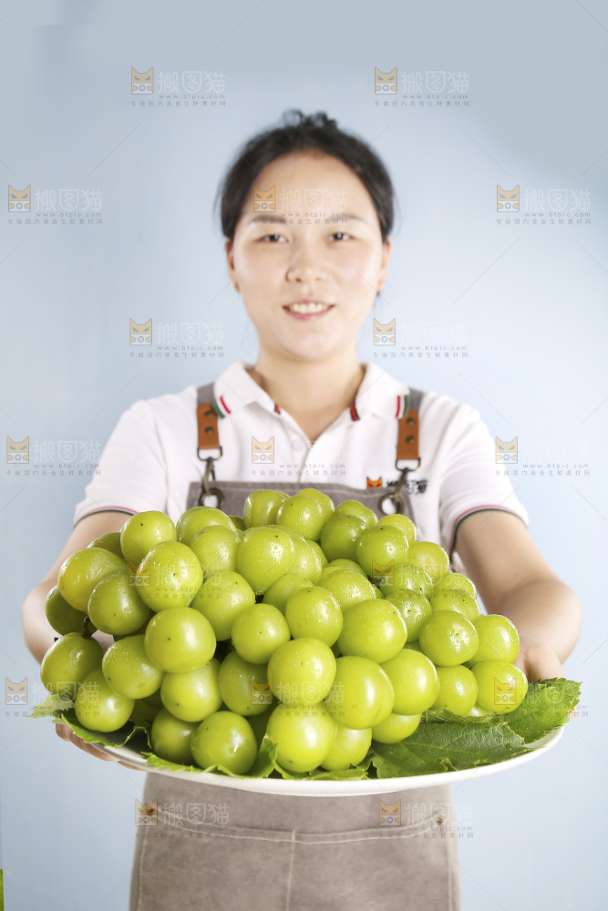 手里拿着阳光玫瑰