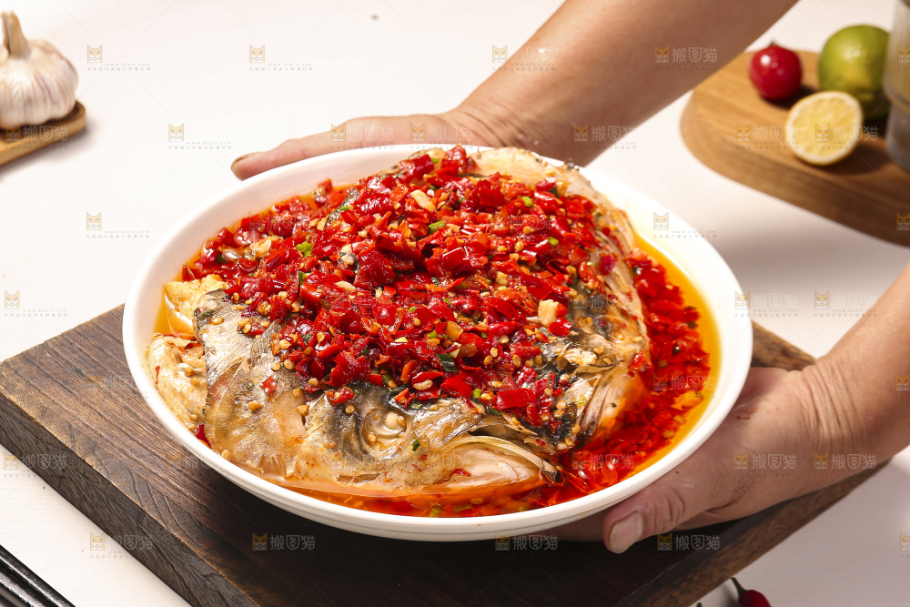 深底上的剁椒鱼头