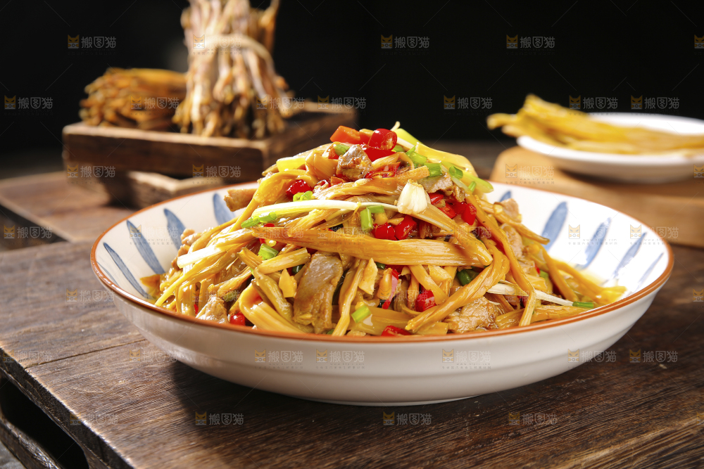 木底上的黄花菜炒肉
