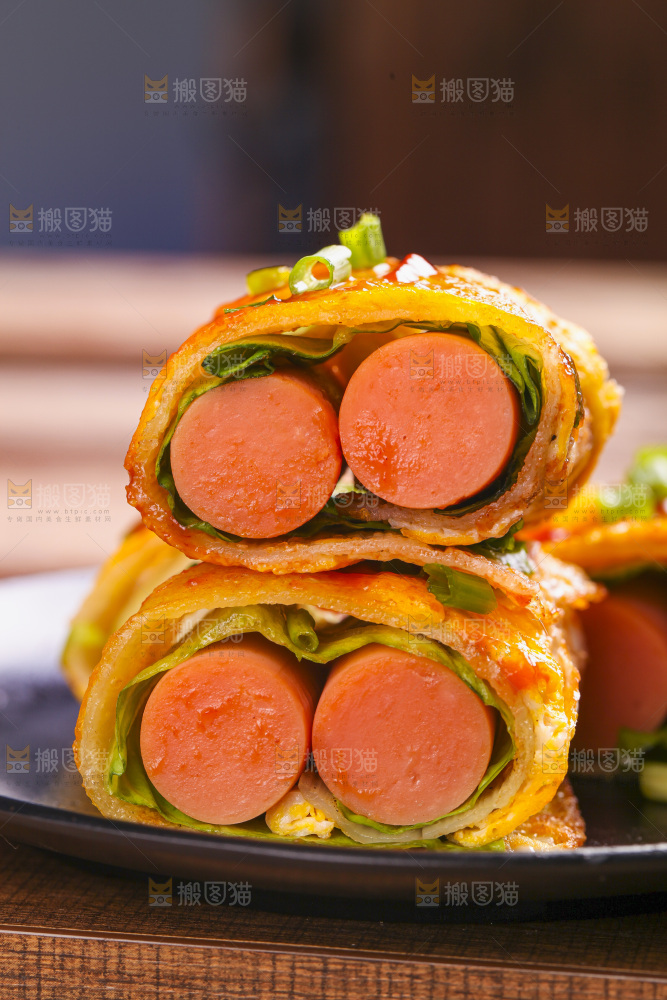 深底上的烤冷面卷