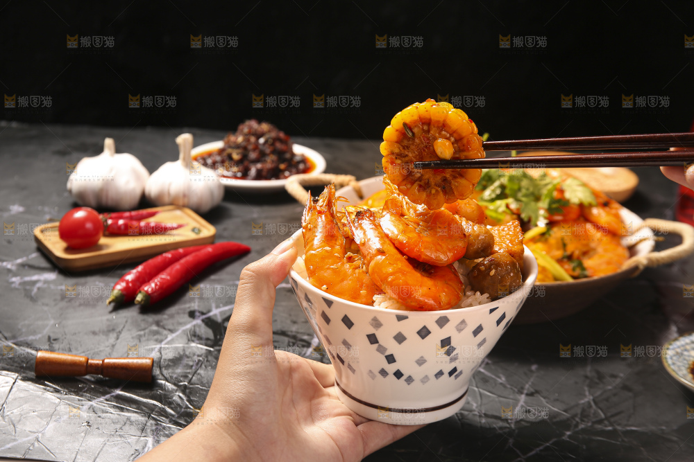 深底上的干锅大虾