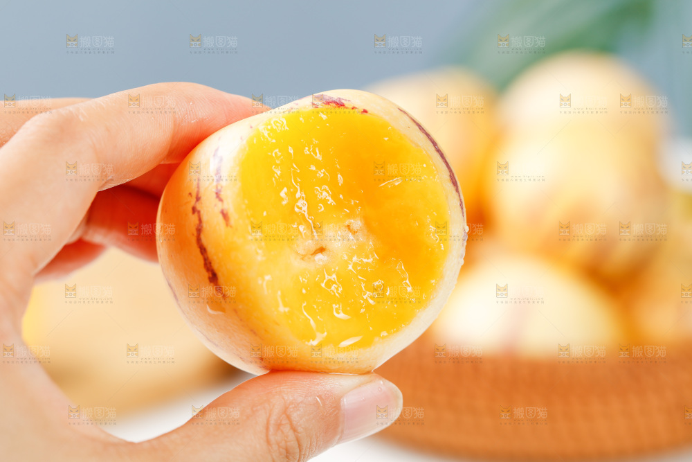 浅底上摆放着黄肉人参果
