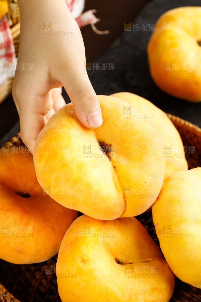 深底上的黄毛蟠桃