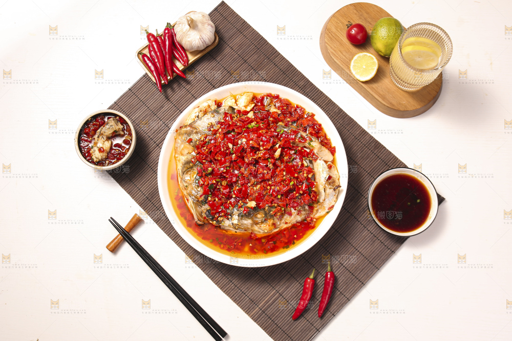 深底上的剁椒鱼头