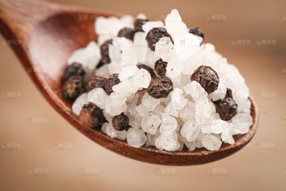 木底上的海盐黑胡椒