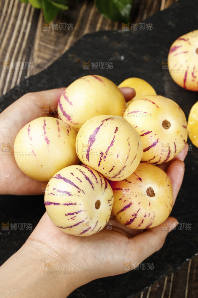 深底上摆放着人参果