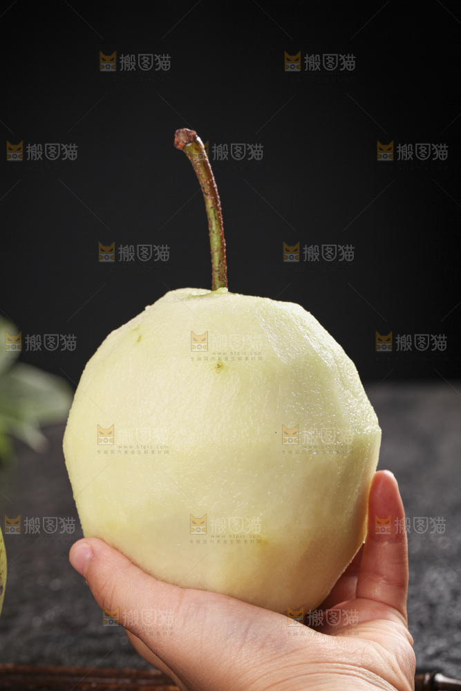 深底上放着的新鲜早酥梨