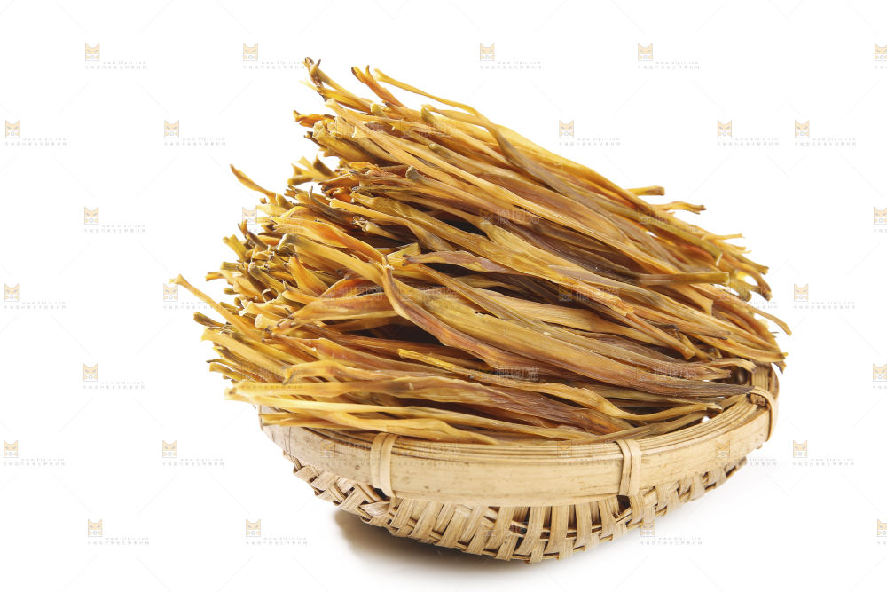 白底上摆放的黄花菜