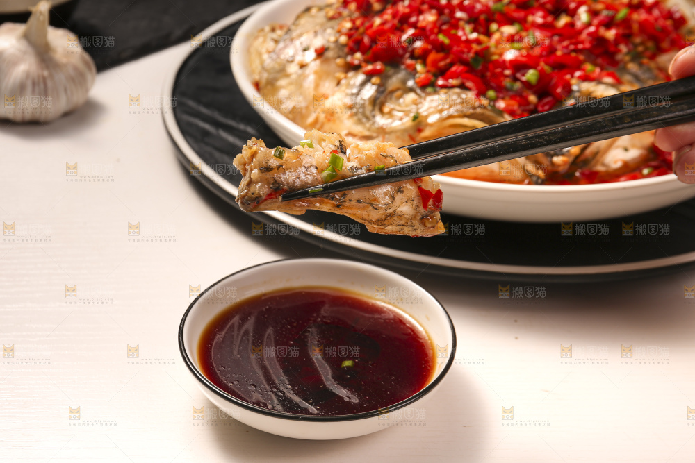 深底上的剁椒鱼头