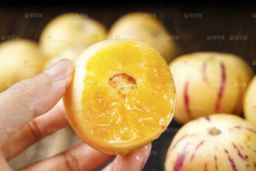 深底上摆放着人参果