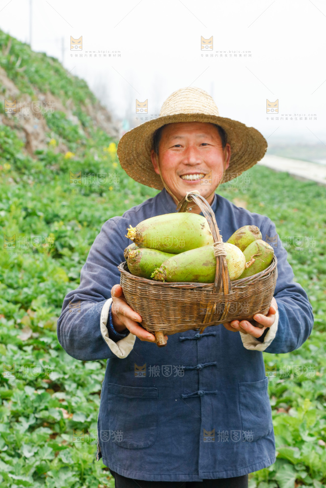手里拿着水果萝卜