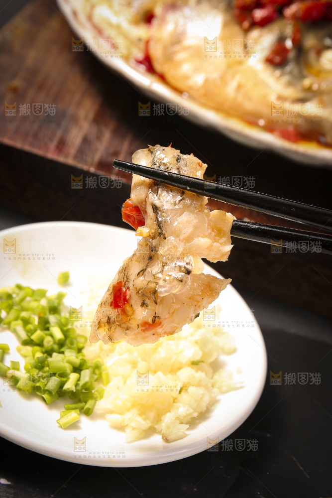 深底上的剁椒鱼头