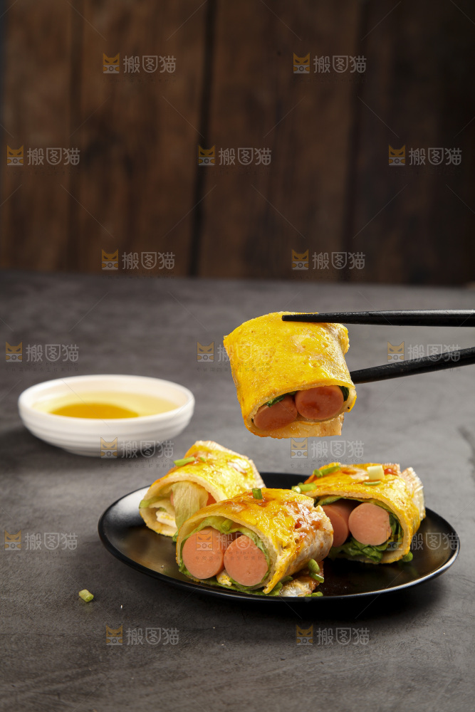 深底上的烤冷面卷