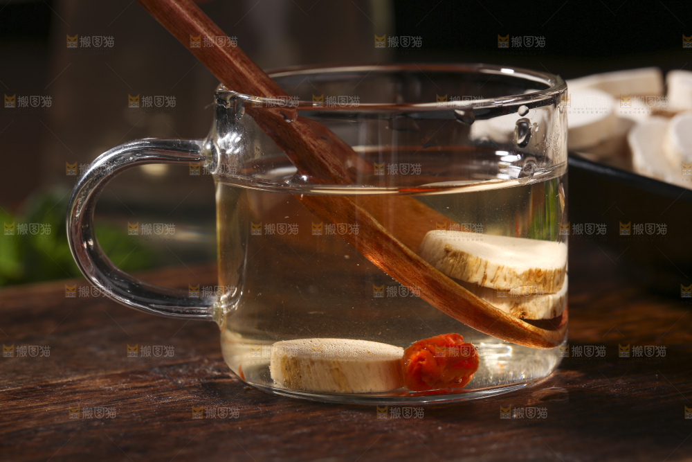 木底上的山药片