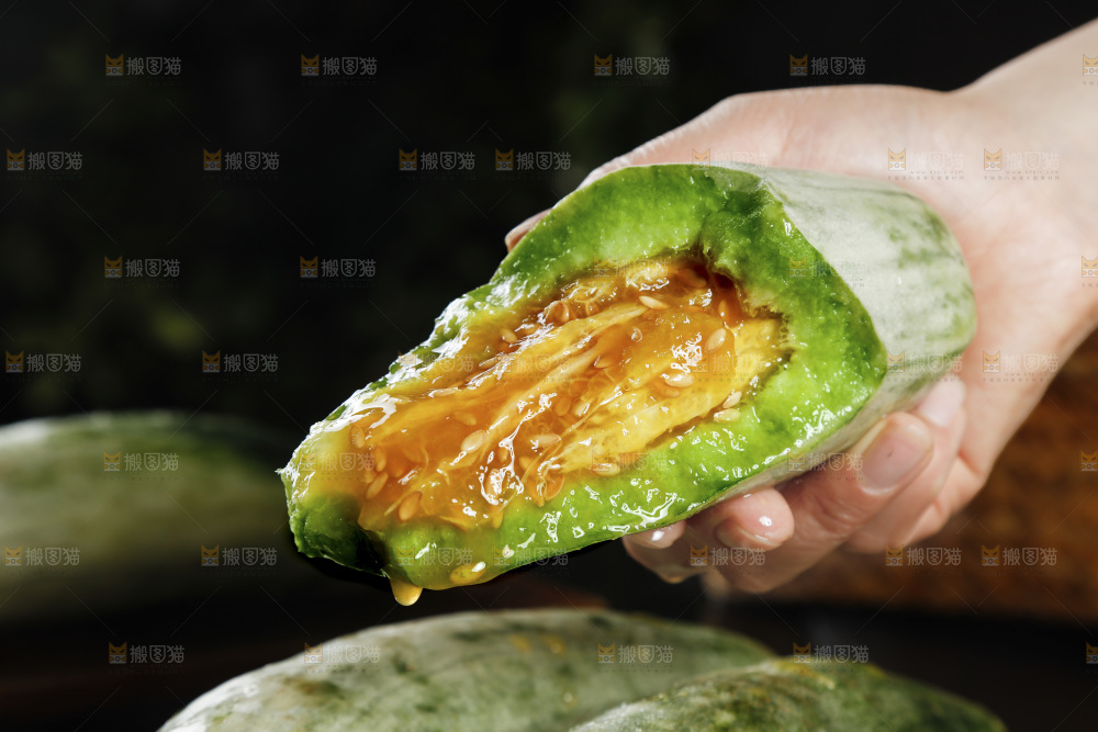 黑底上放着山东羊角蜜甜瓜