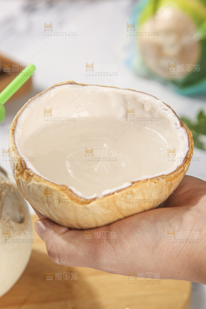 浅底上的泰国进口烤椰