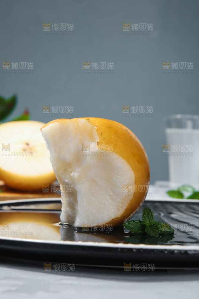 深底上放着的秋月梨