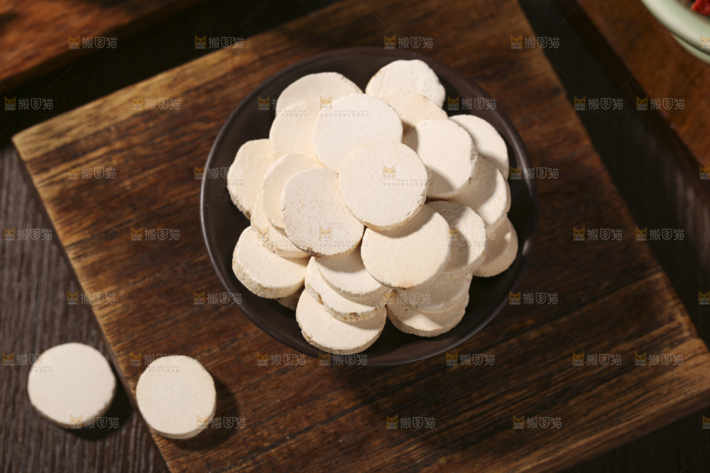 木底上的山药片