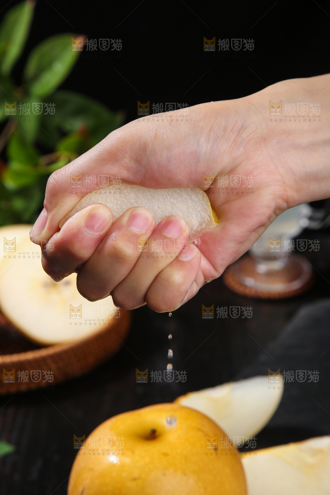 深底上放着的秋月梨