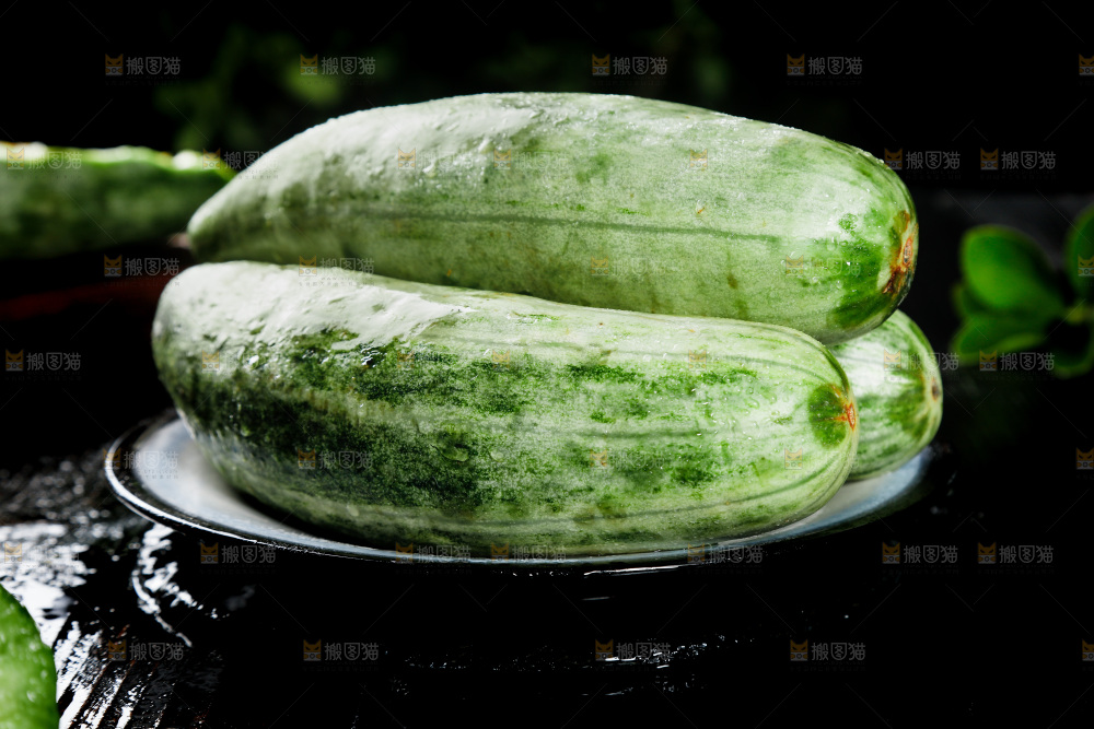 黑底上放着山东羊角蜜甜瓜