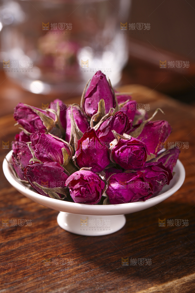 木底上的干玫瑰花
