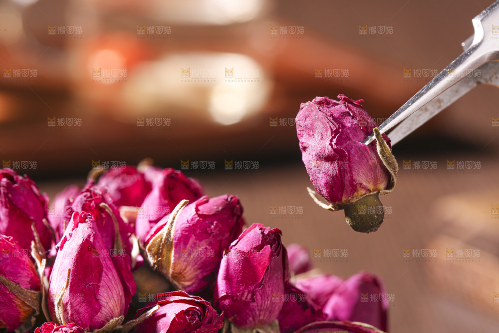 木底上的干玫瑰花