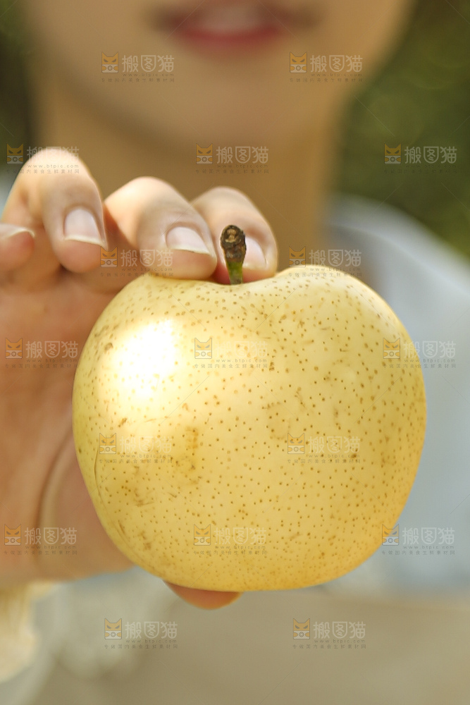 手里拿着新鲜皇冠梨