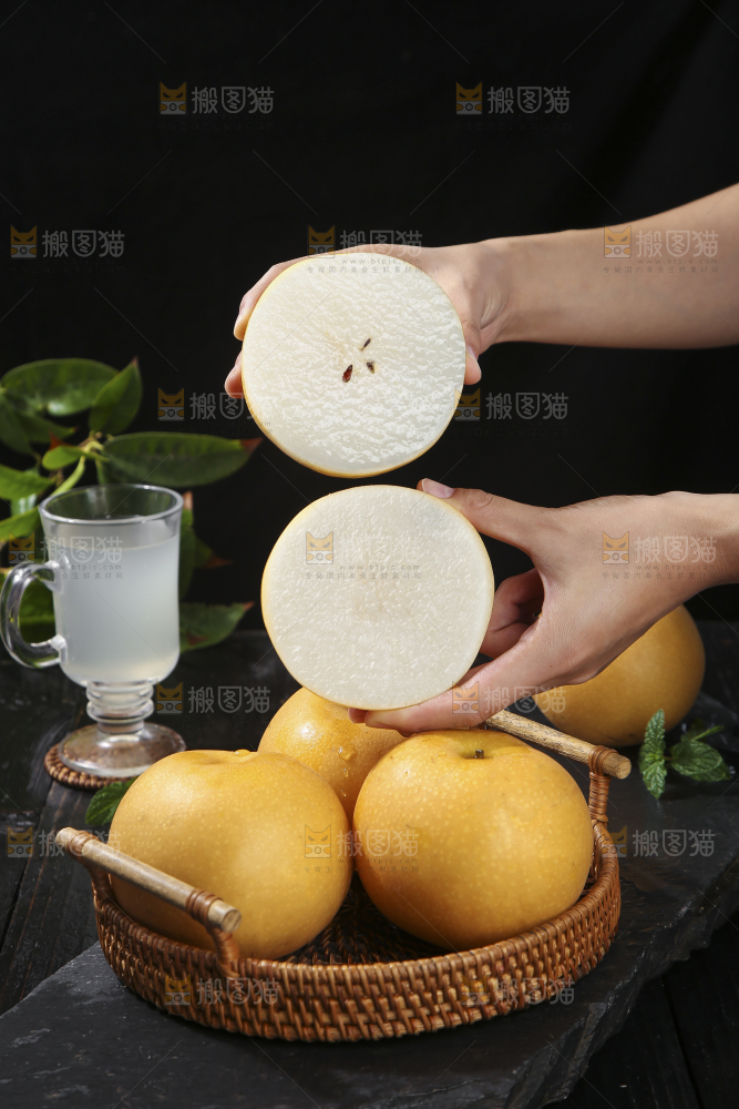 深底上放着的秋月梨