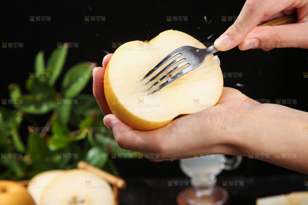 深底上放着的秋月梨