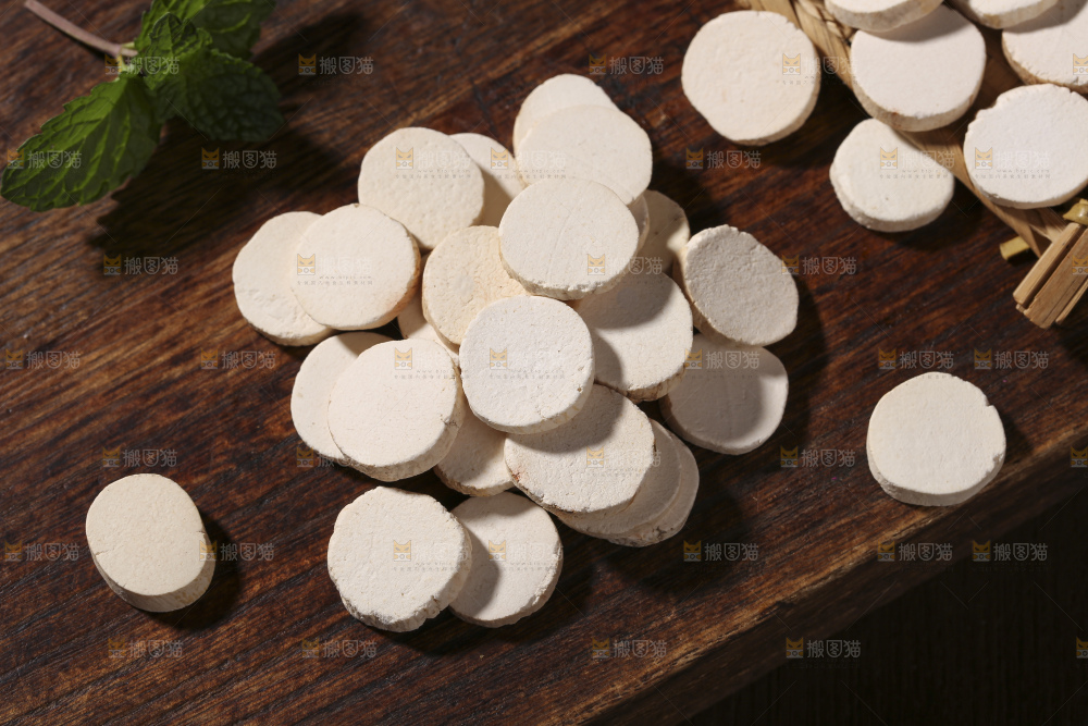 木底上的山药片