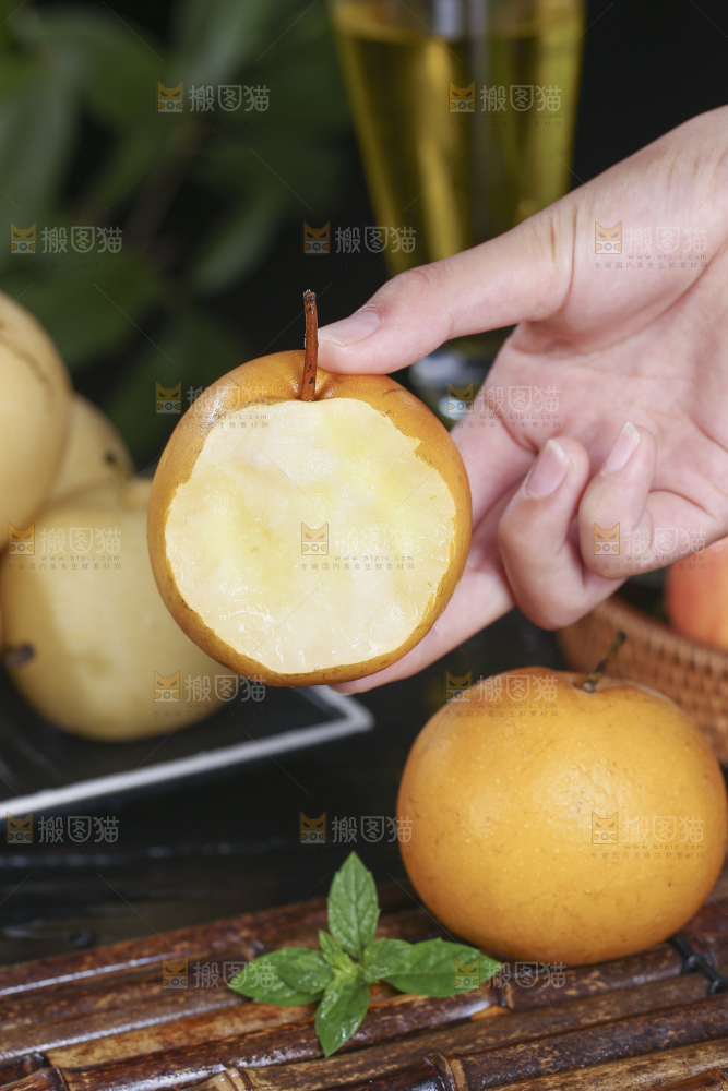 深底上放着的秋月梨