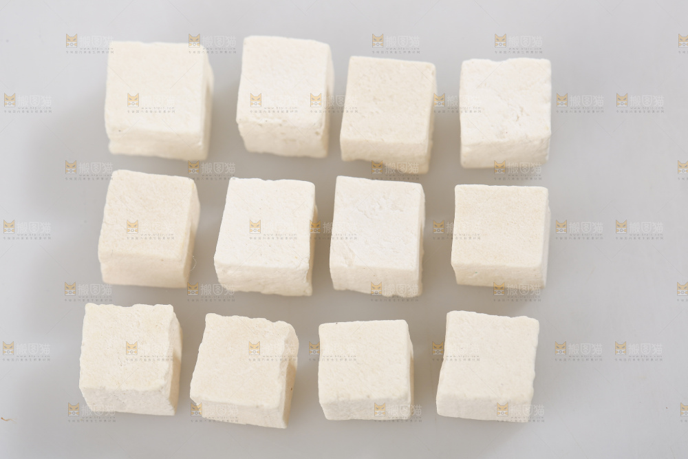 白底上的茯苓