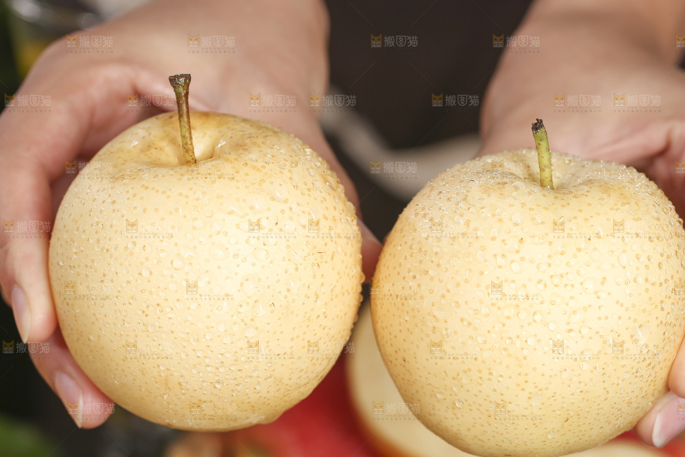 木底上的新鲜皇冠梨