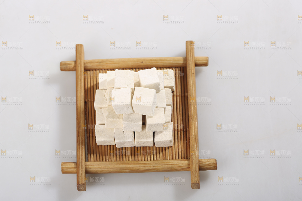 白底上的茯苓