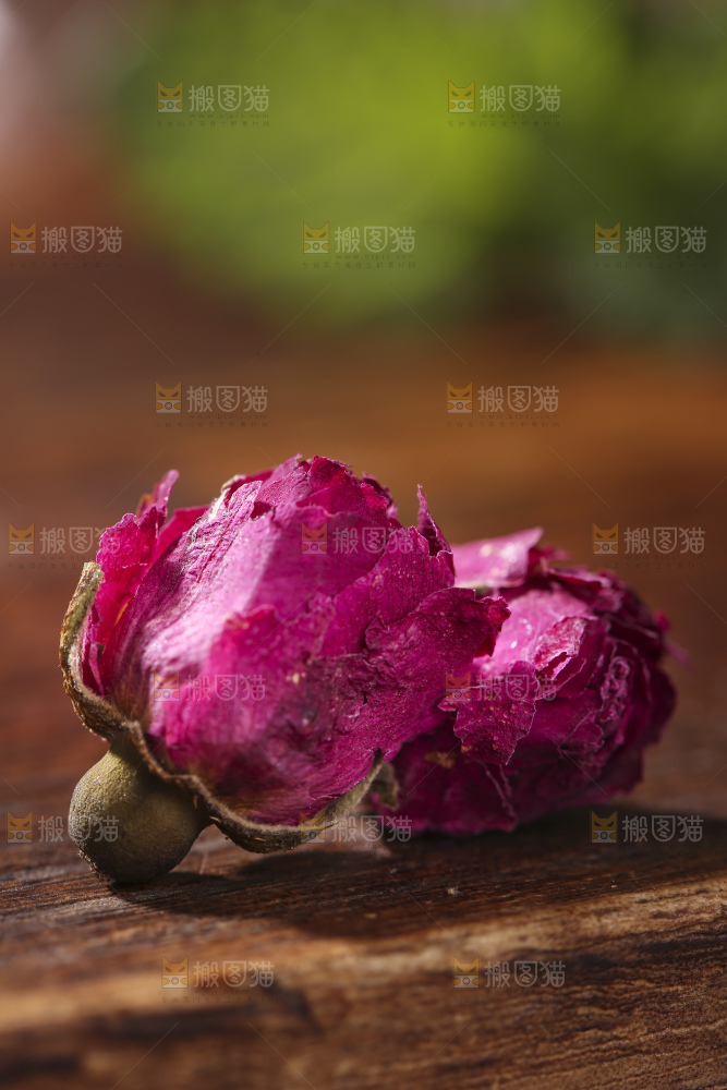 木底上的干玫瑰花