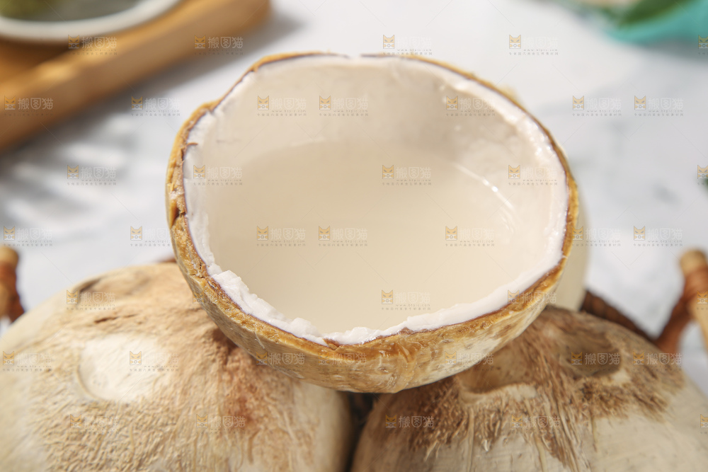 浅底上的泰国进口烤椰