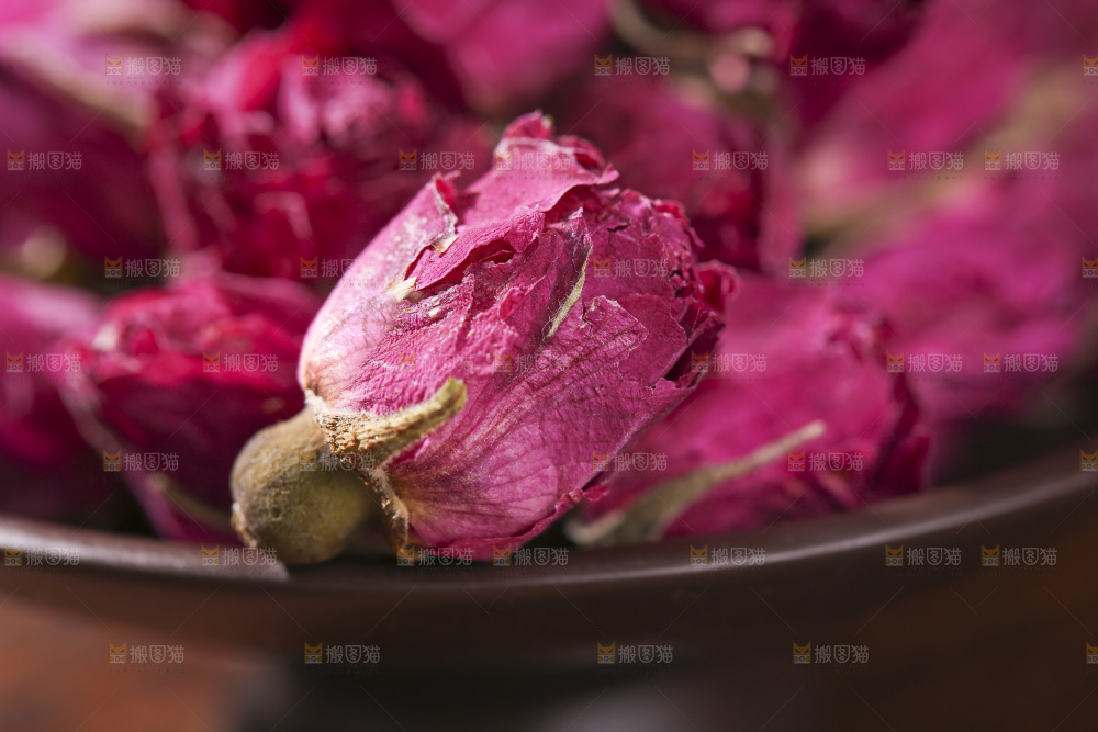 木底上的干玫瑰花